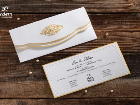 Invitatii nunta din carton gros alb cu auriu cu plic inclus cu perla atasata