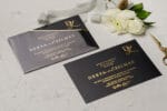 Invitatii nunta cu plic din plexiglass si carton negru personalizat cu auriu
