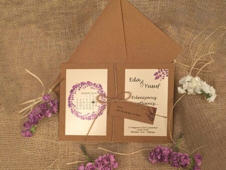 Invitatii nunta maro model floral lila