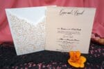 Invitatii nunta eleganta cu plic decupat nuanta alb
