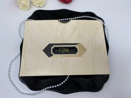 Invitatii nunta plexiglass cu plic crem cu auriu si negru