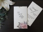Invitatii nunta cu flori trandafiri si viorele nuanta roz si mov