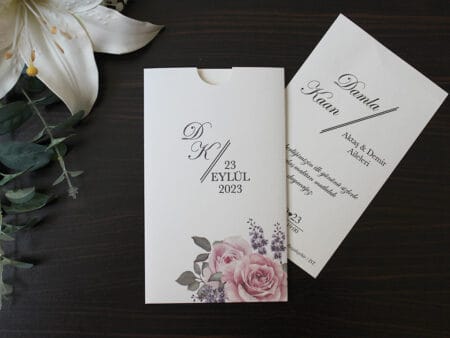 Invitatii nunta cu flori trandafiri si viorele nuanta roz si mov