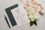 Invitatii nunta eleganta cu plic verde si detalii aurii