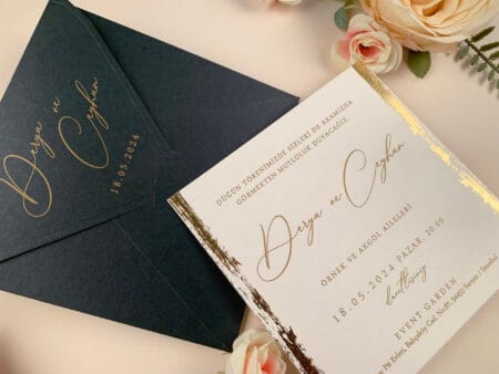 Invitatii nunta eleganta cu plic negru si detalii ay=urii