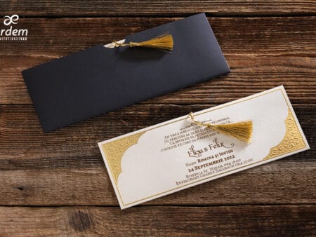 Invitatii nunta eleganta cu plic negru cu canaf auriu printata pe carton crem cu auriu