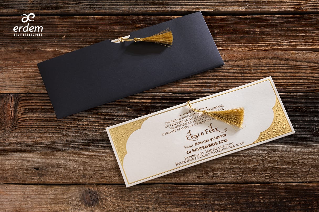 Invitatii nunta eleganta cu plic negru cu canaf auriu printata pe carton crem cu auriu Invitatii nunta eleganta cu plic negru cu canaf auriu printata pe carton crem cu auriu