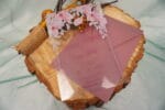 Invitatii nunta din Pexiglass personalizat cu flori si plic roz