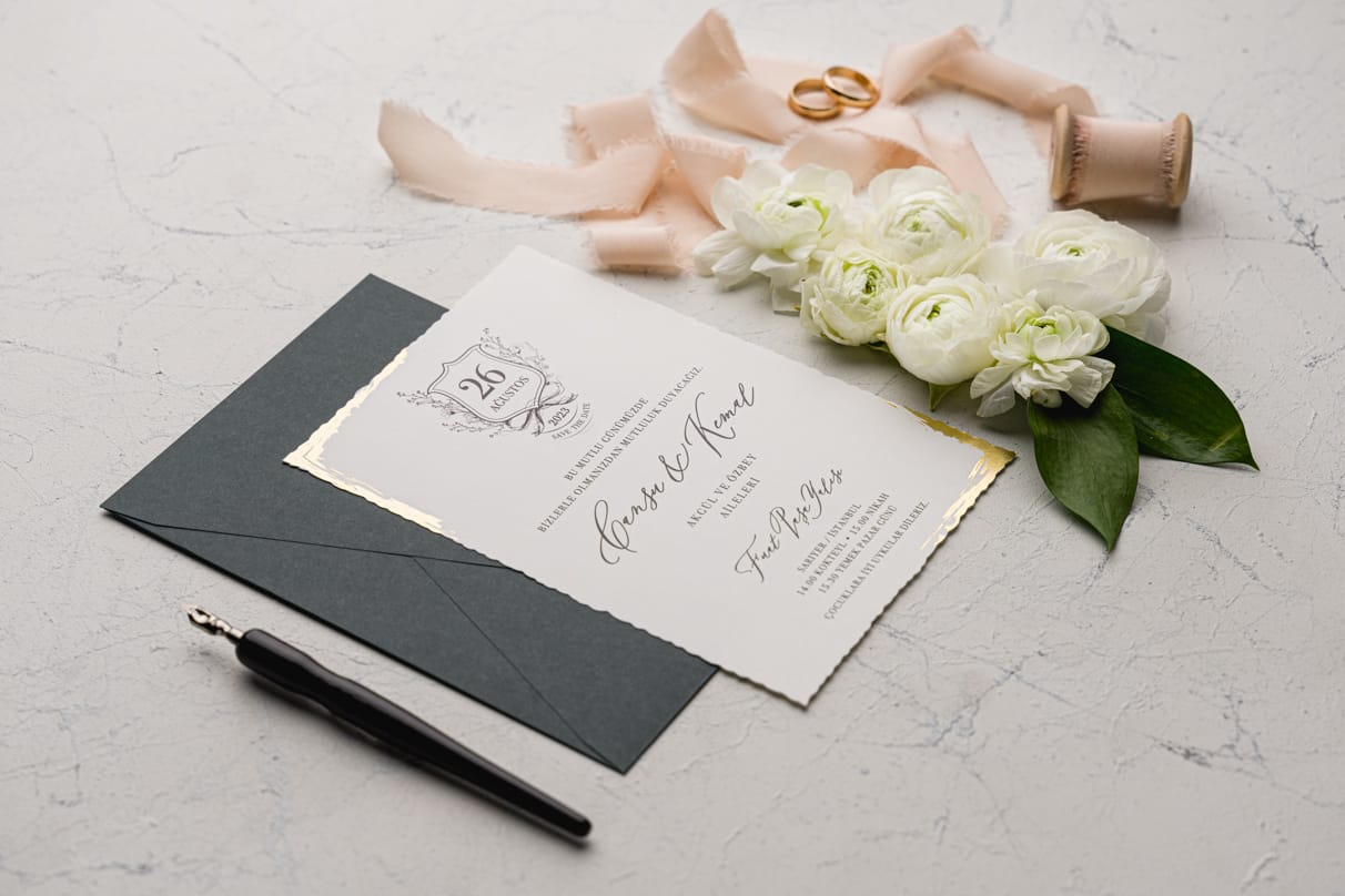 Invitatii nunta eleganta cu plic verde si detalii aurii Invitatii nunta eleganta cu plic verde si detalii aurii