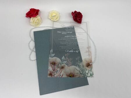 Invitatii nunta din plexiglass cu flori si plic verde