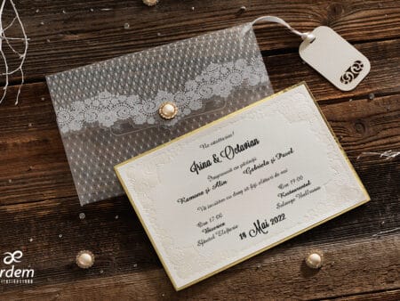 Invitatii nunta lux cu plic transparent nuanta crem si auriu