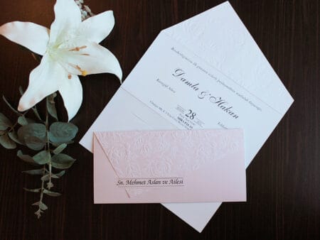 Invitatii nunta roz embosata personalizare inclusa
