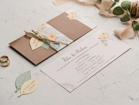 Invitatii nunta craft cu frunze printata pe carton crem