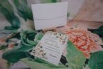 Invitatii nunta cu bujori verzi prinatat pe carton gros