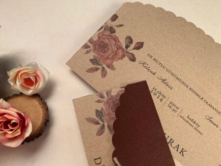Invitatii nunta maro bordo model trandafiri