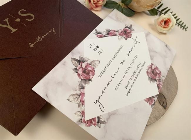 Invitatii nunta elegante alb bordo model floral Invitatii nunta elegante alb bordo model floral