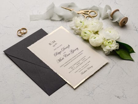 Invitatie nunta eleganta cu detalii aurii si plic negru