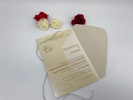 Invitatii nunta plexiglas cu plic crem sidef