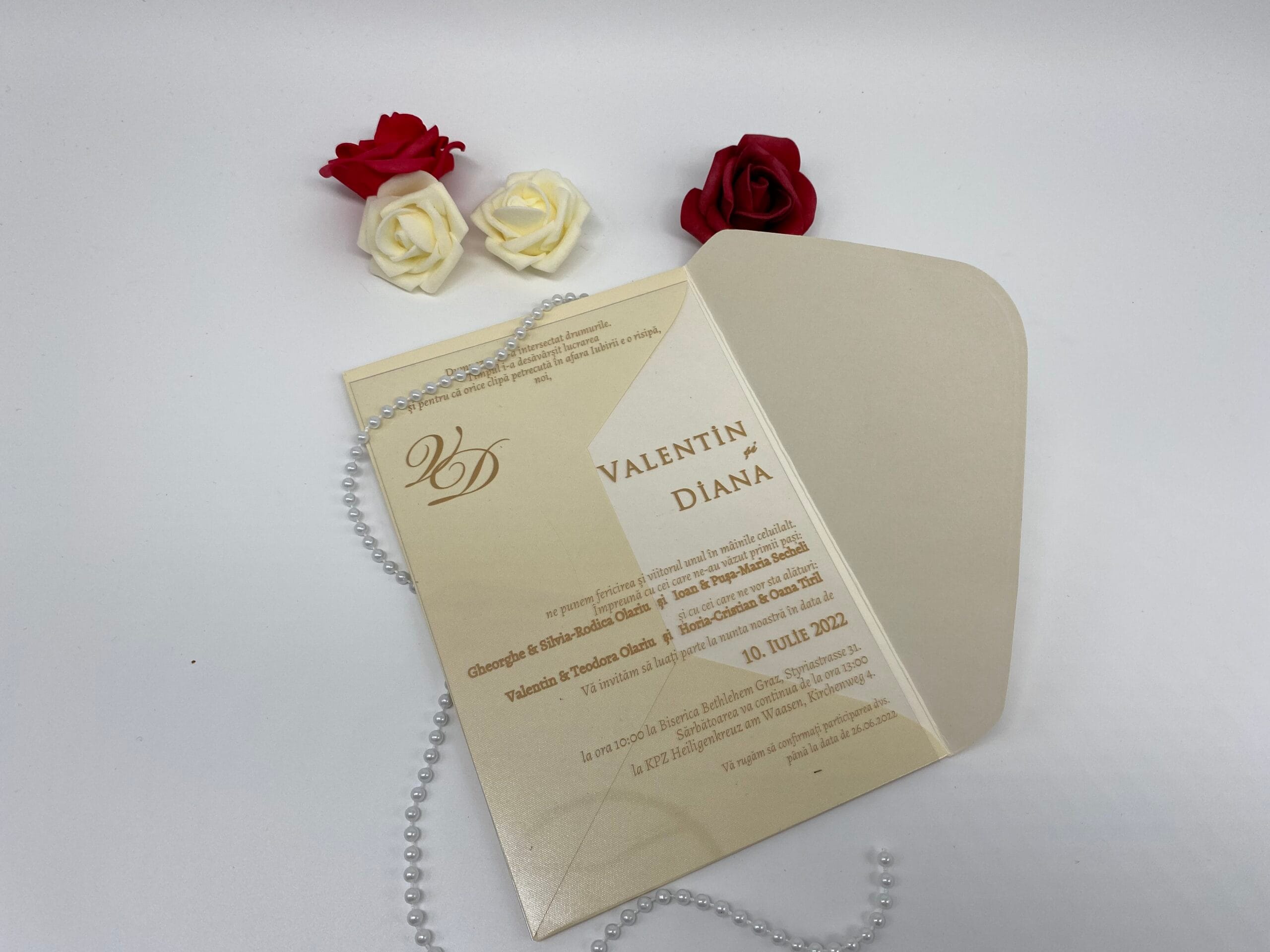 Invitatii nunta plexiglas cu plic crem sidef Invitatii nunta plexiglas cu plic crem sidef