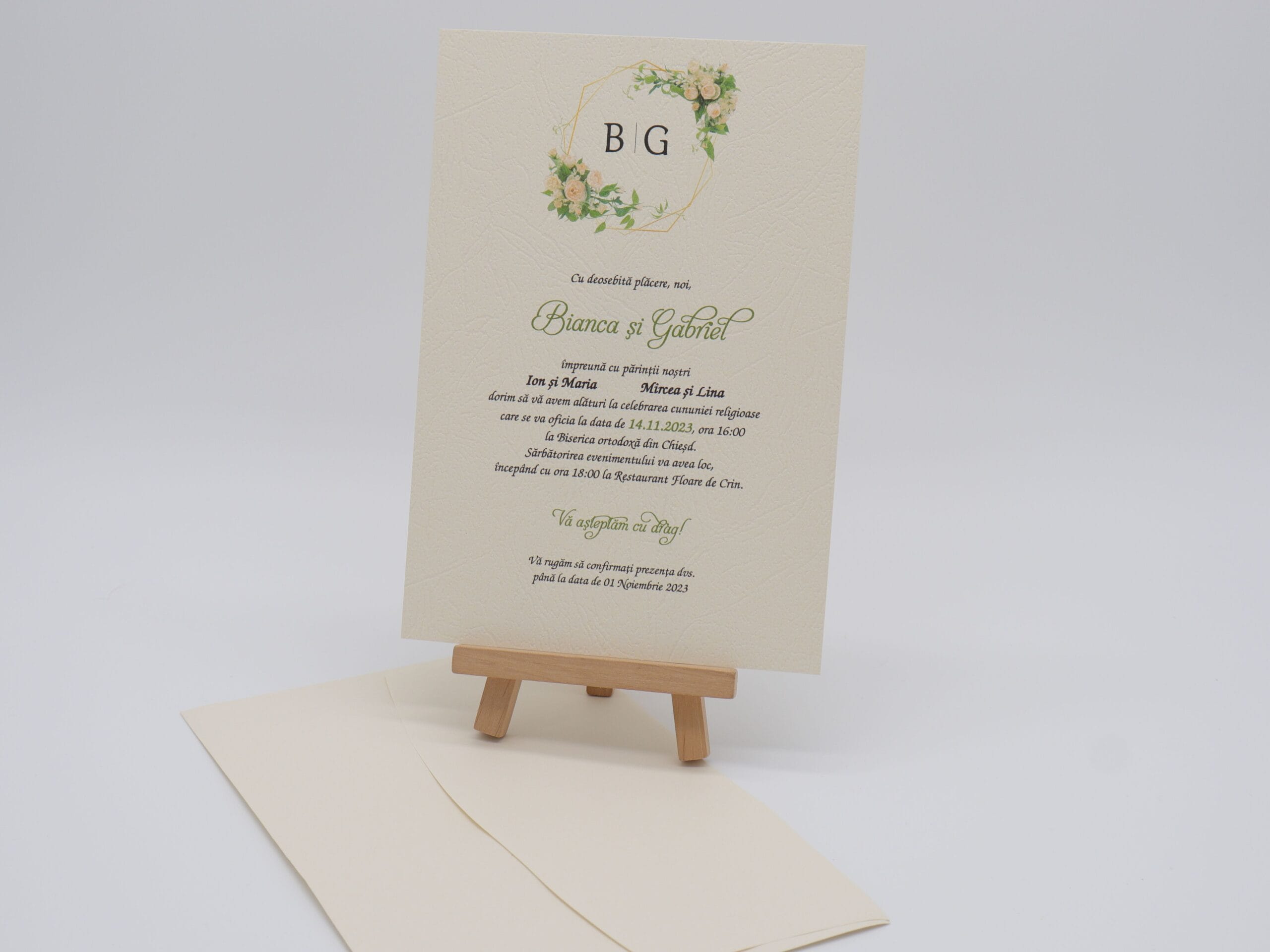 Invitatii nunta din carton cretat crem cu trandafiri Invitatii nunta din carton cretat crem cu trandafiri