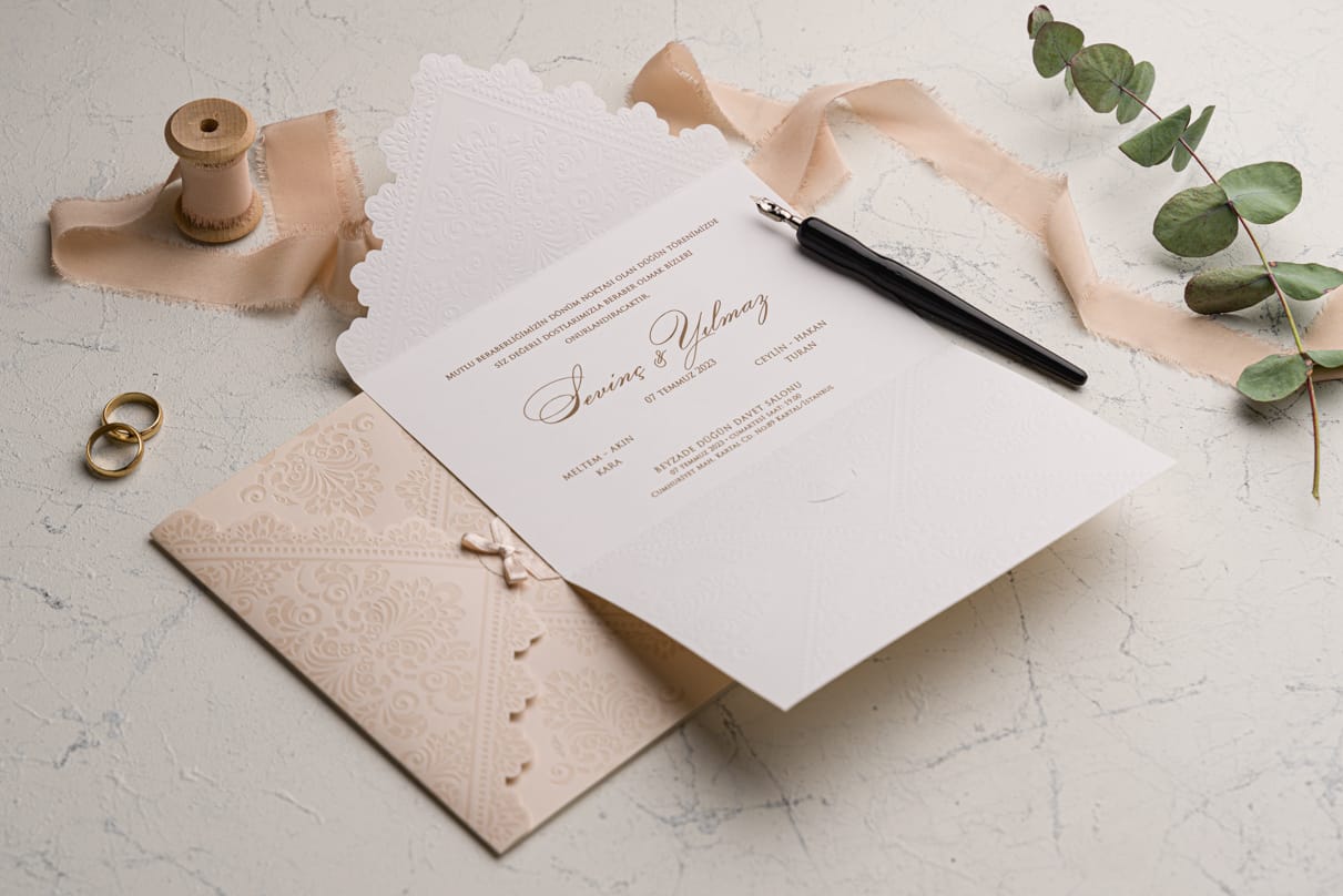 Invitatii nunta eleganta nunata somon cu panglica Invitatii nunta eleganta nunata somon cu panglica