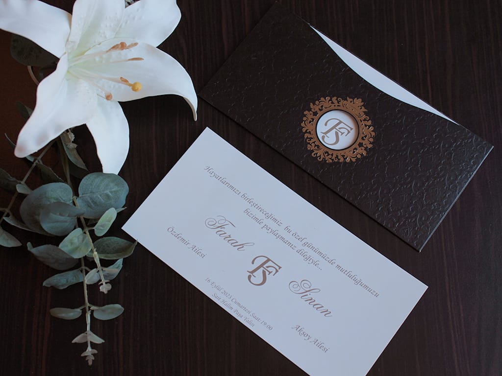 Invitatii nunta eleganta embosata nuanta neagra cu auriu Invitatii nunta eleganta embosata nuanta neagra cu auriu