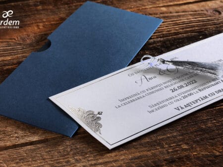 Invitatii nunta lux cu plic albastru cu print argintiu pe carton cu sidef