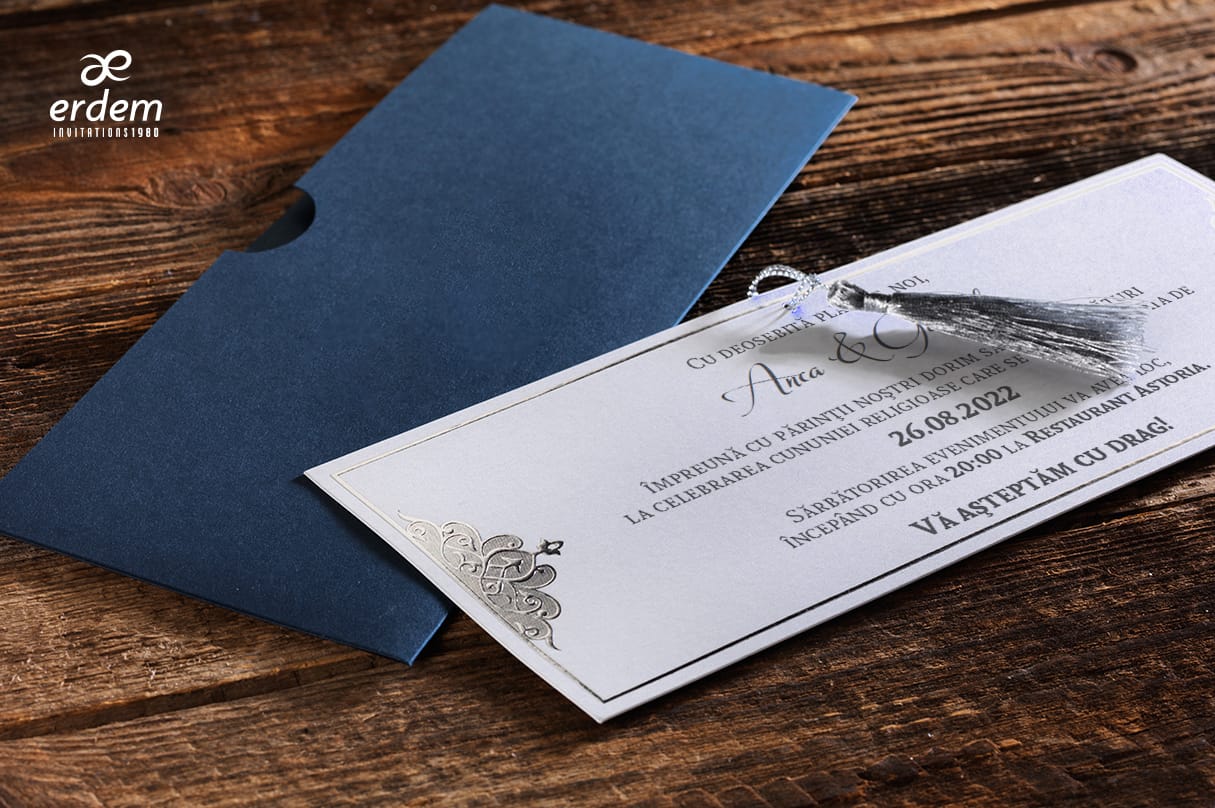 Invitatii nunta lux cu plic albastru cu print argintiu pe carton cu sidef Invitatii nunta lux cu plic albastru cu print argintiu pe carton cu sidef