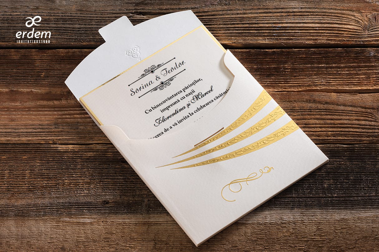 10ca6636-1 Invitatii nunta eleganta cu plic crem cu auriu din carton gros elegant