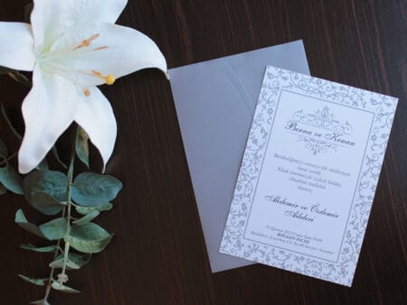 Invitatii nunta cu flori gri din carton gros