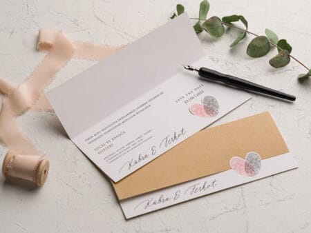 Invitatii nunta cu amprente nunta maro si roz