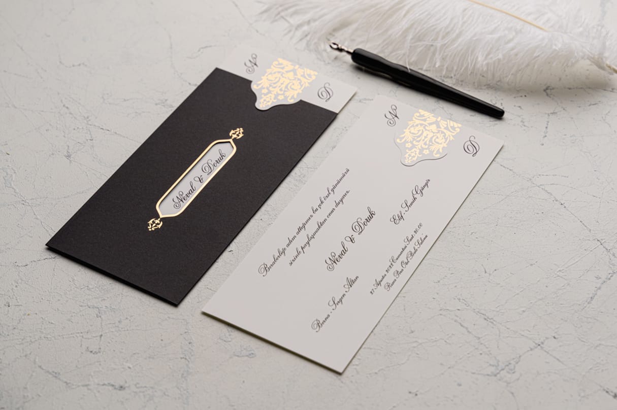 Invitatii nunta eleganta cu plic negru si detalii aurii Invitatii nunta eleganta cu plic negru si detalii aurii