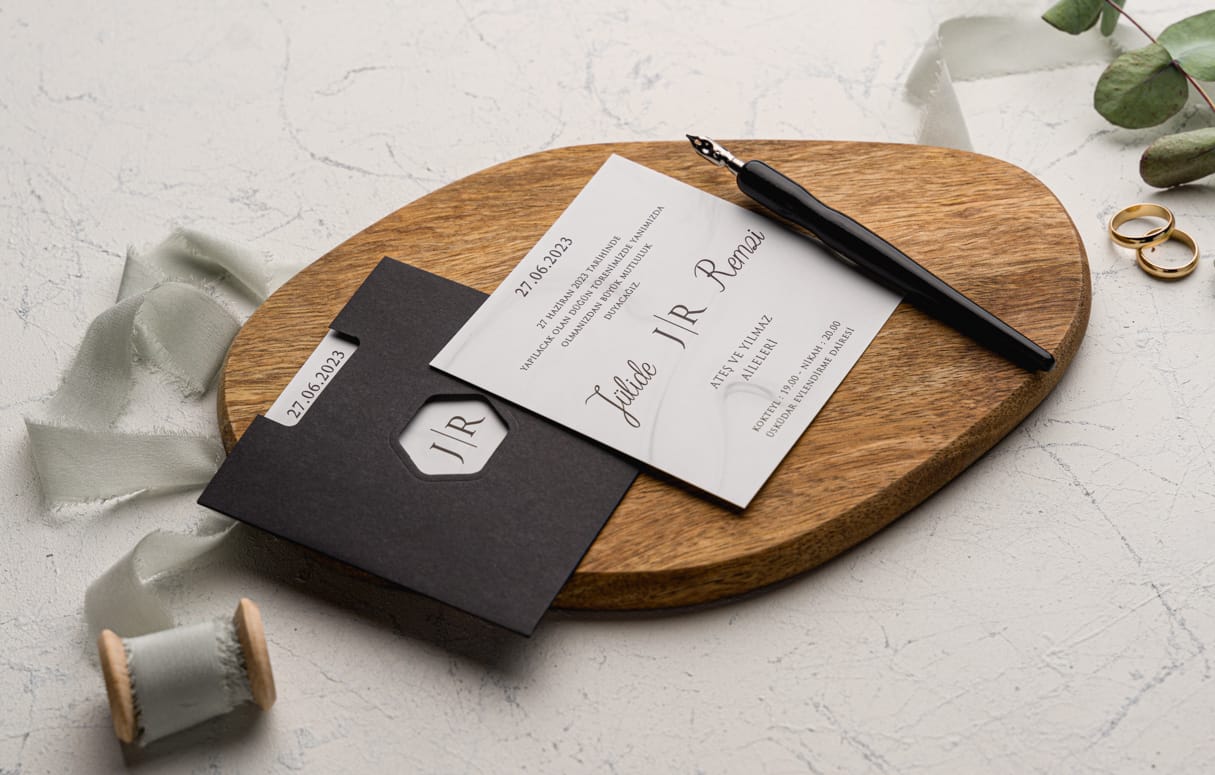 Invitatii nunta eleganta cu plic negru decupat personalizare inclusa Invitatii nunta eleganta cu plic negru decupat personalizare inclusa