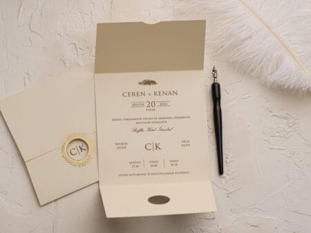 Invitatii nunta crem cu auriu personalizare inclusa in pret