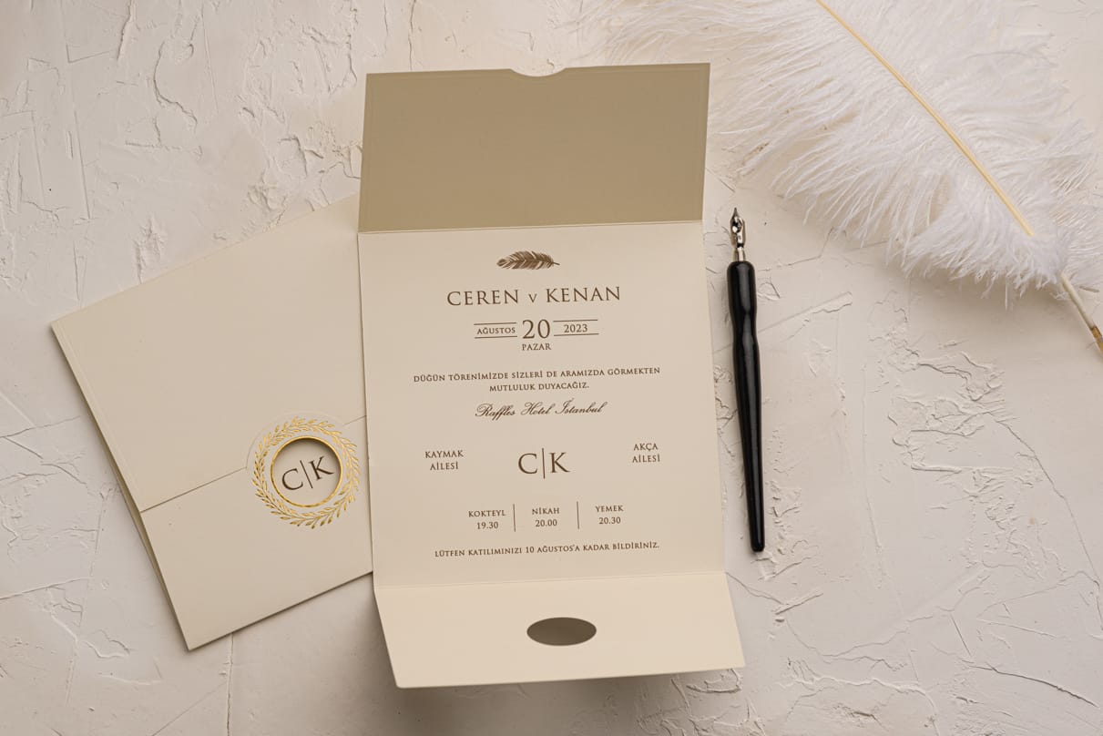 Invitatii nunta crem cu auriu personalizare inclusa in pret Invitatii nunta crem cu auriu personalizare inclusa in pret