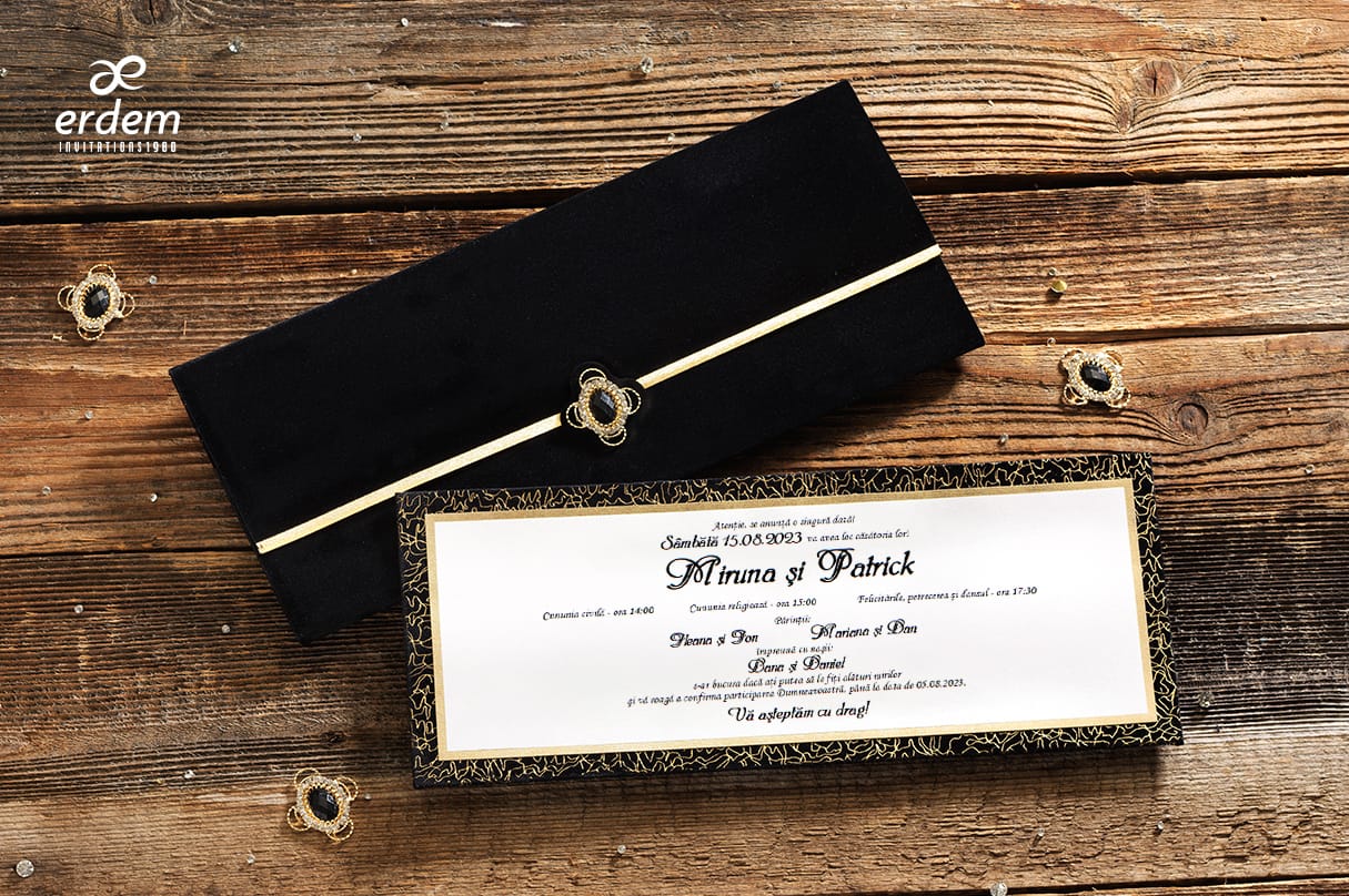 Invitatii nunta eleganta plic negru cu bijuterie Invitatii nunta eleganta plic negru cu bijuterie