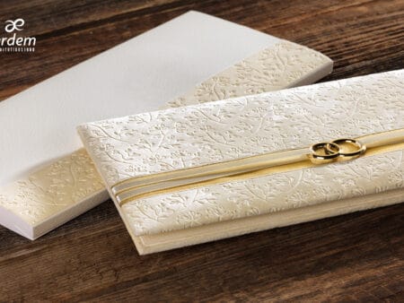 Invitatii nunta lux cu verighete din carton gros embosat crem cu auriu