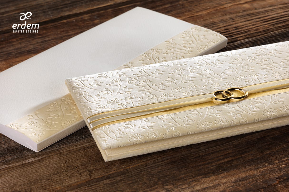 Invitatii nunta lux cu verighete din carton gros embosat crem cu auriu Invitatii nunta lux cu verighete din carton gros embosat crem cu auriu