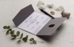 Invitatii nunta gri cu argintiu carton decupat pentru initiale