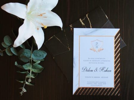 Invitatii nunta eleganta cu chenar auriu siplic negru