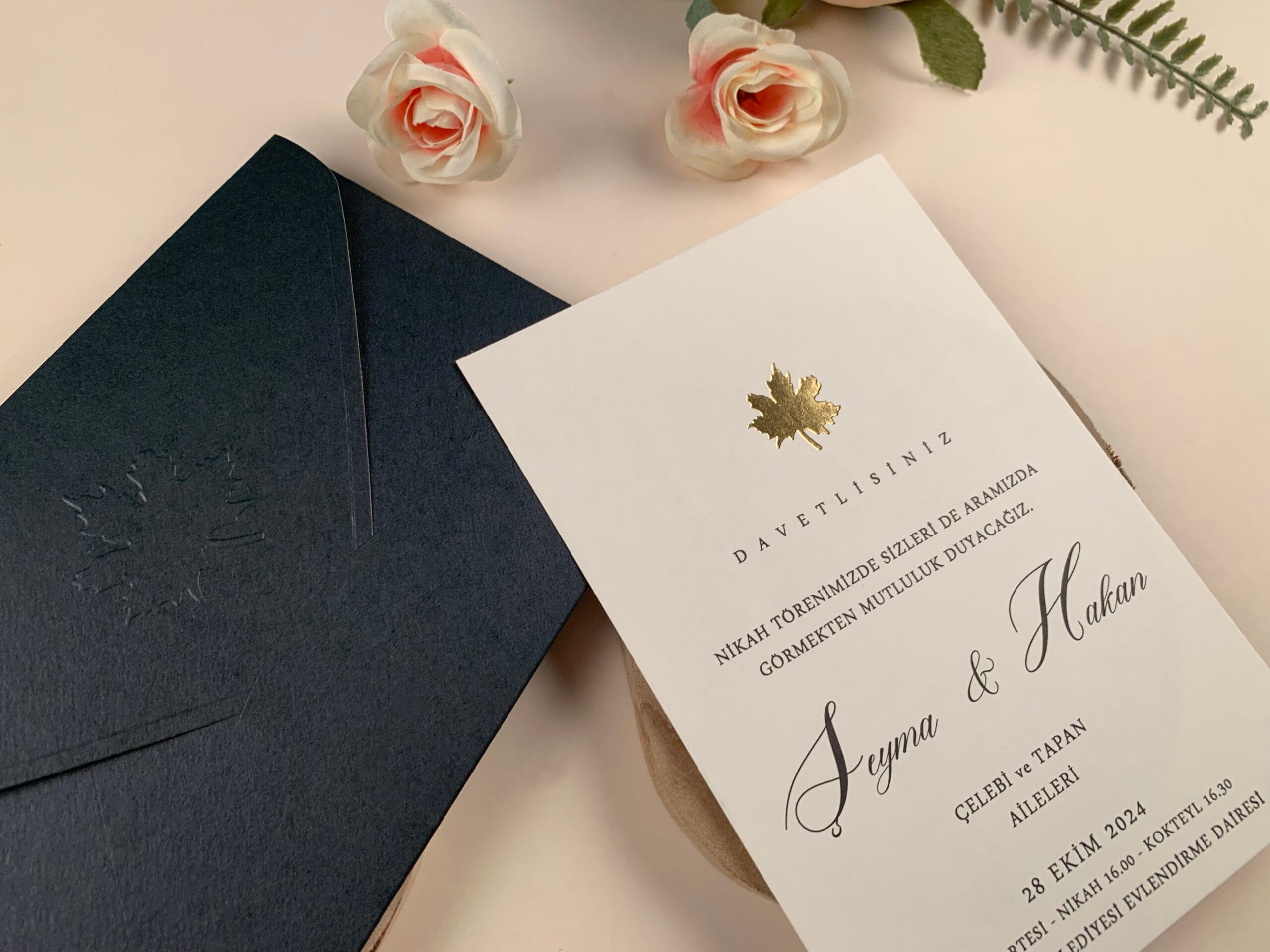 invitatii-de-nunta-96943-2-scaled Invitatie nunta eleganta cu plic negru si detaliu auriu