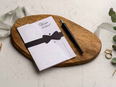 Invitatii nunta din carton gros cu papion negru