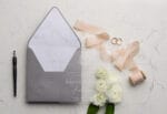 Invitatii nunta plexiglass cu plic gri patrat