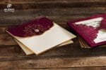 Invitatii nunta lux din catifea nuanta visiniu si crem cu bijuterie