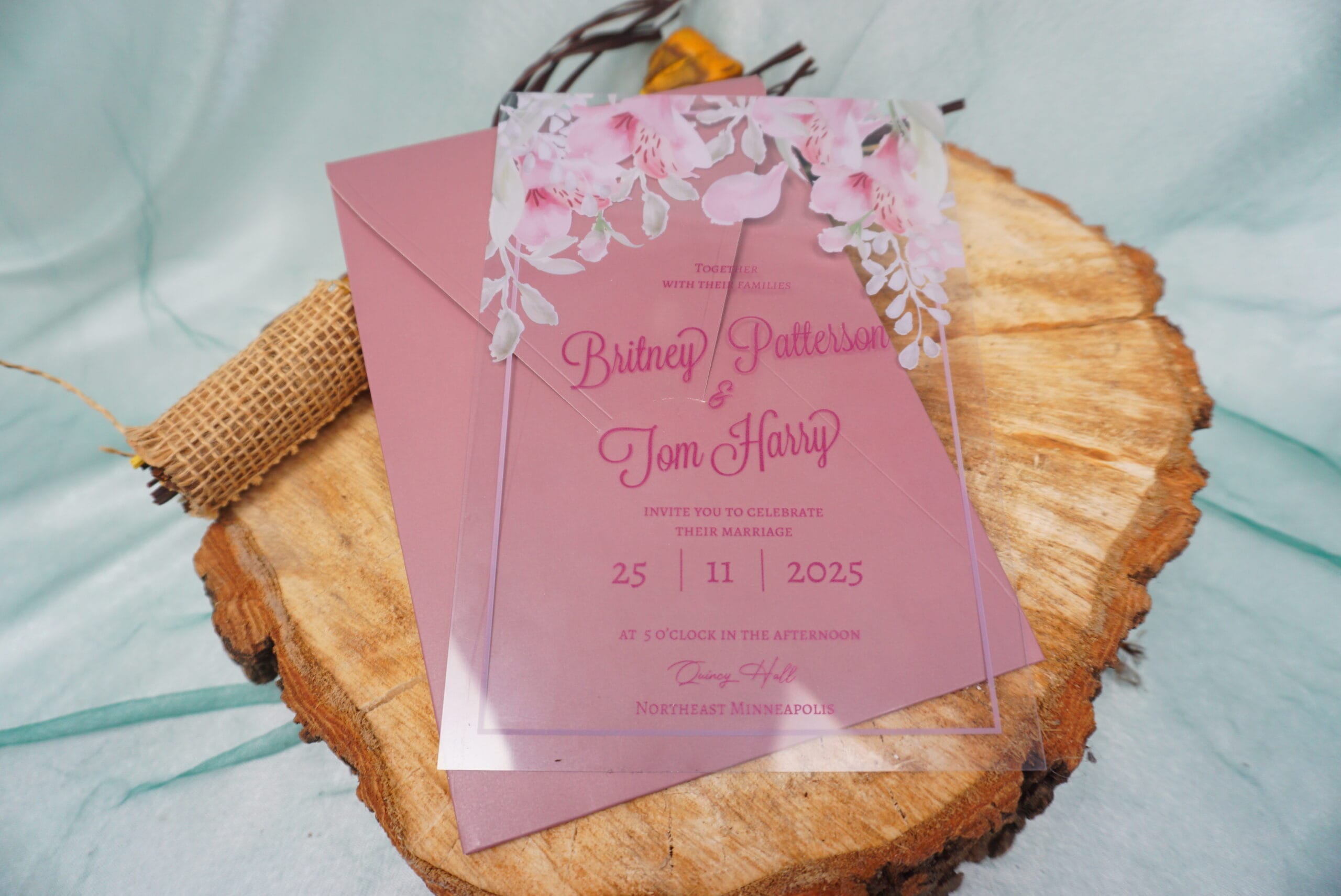 Invitatii nunta din Pexiglass personalizat cu flori si plic roz Invitatii nunta din Pexiglass personalizat cu flori si plic roz