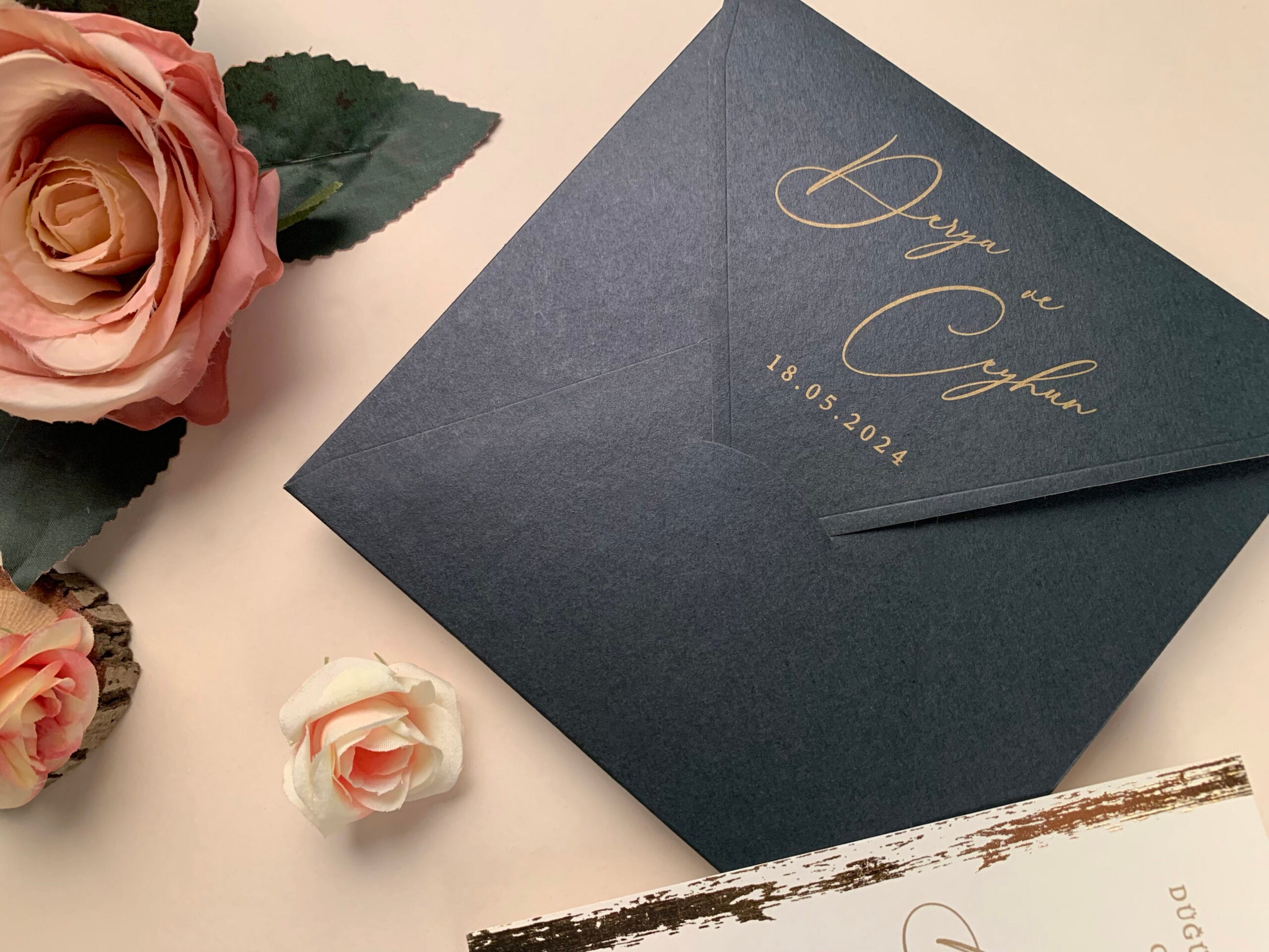 e380dc4e-3 Invitatii nunta eleganta cu plic negru si detalii ay=urii