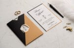 Invitatii nunta eleganta cu plic negru cu mari si detalii aurii