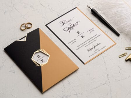 Invitatii nunta eleganta cu plic negru cu mari si detalii aurii