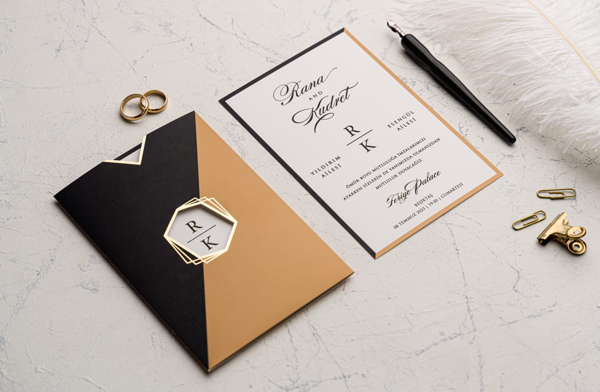 Invitatii nunta eleganta cu plic negru cu mari si detalii aurii Invitatii nunta eleganta cu plic negru cu mari si detalii aurii