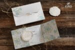 Invitatii nunta cu flori nuanta bleu si verde din carton gros
